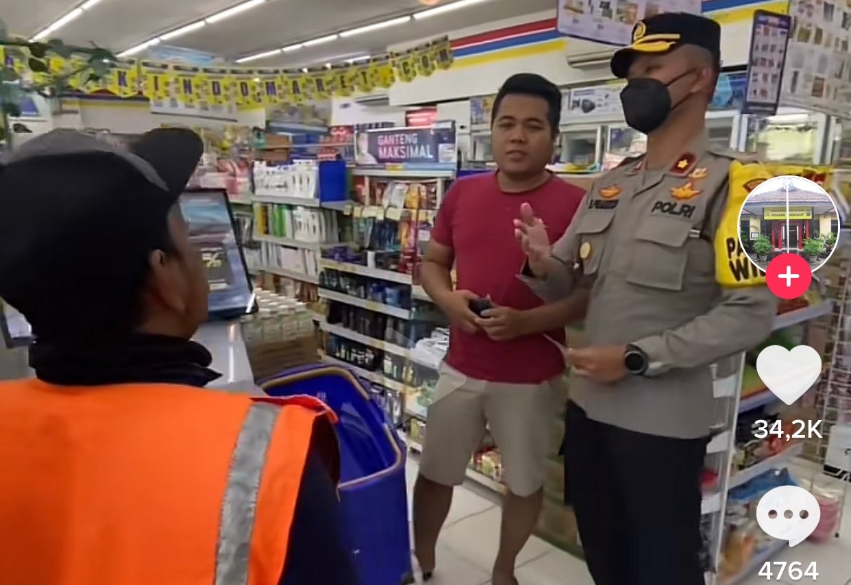 Polsek Rungkut saat ingatkan jukir liar di minimarket Jalan IR. Soekarno, Surabaya. (Foto: dok. TikTok Polsek Rungkut)