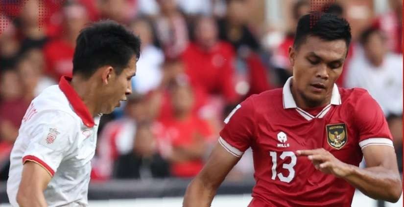 Gelandang Timnas Indonesia Rachmat Irianto berduel dengan pemain Vietnam
