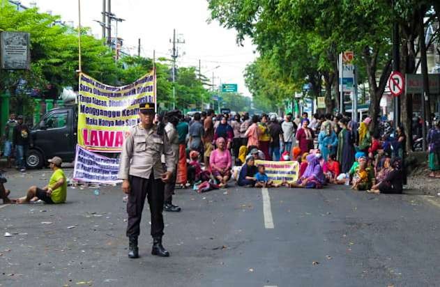Pedagang pasar Larangan Sidoarjo blokade jalan raya tolak relokasi (Foto: Aini/Ngopibareng.id)