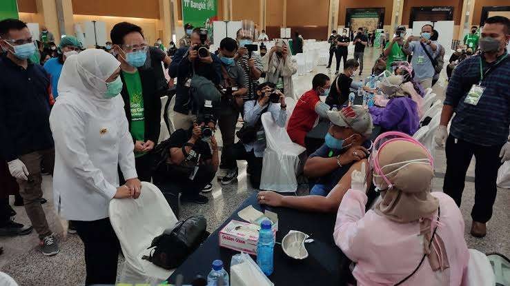 Gubernur Jatim, Khofifah Indar Parawansa saat memantau vaksinasi. (Foto: Fariz Yarbo/Ngopibareng.id)
