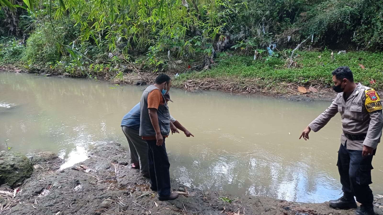 Petugas mengecek lokasi penemuan jenazah di sungai (foto: istimewa)
