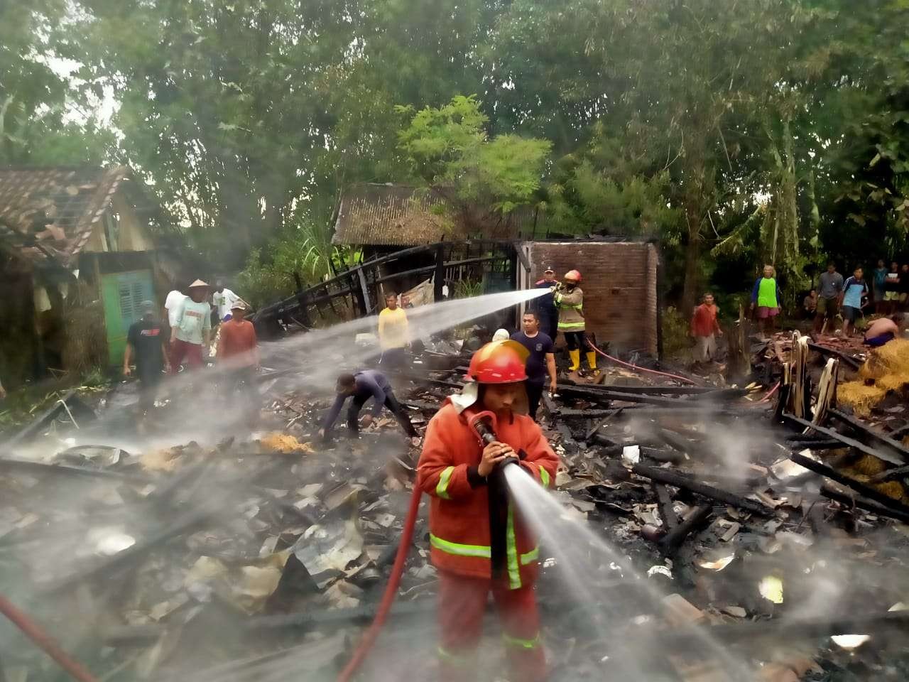 Tim Damkar Ngimbang dan Babat saat melakukan pemadaman kebakaran di Desa.Kuwurejo, Kecamatan Bluluk, Lamongan, Jawa Timur. (Foto: Istimewa)