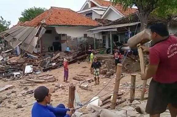 Rumah-rumah warga di tepi pantai di Pulau Giliketapang, Kabupaten Probolinggo rusak akibat dihantam gelombang besar, akhir Desember 2022 lalu. (Foto: Ikhsan Mahmudi/Ngopibareng.id)