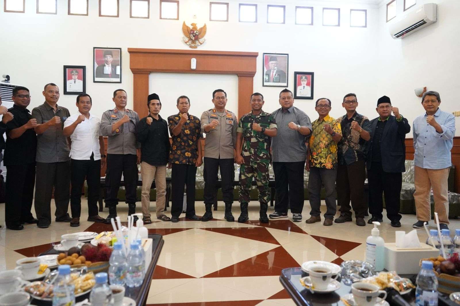 Bupati Kediri Hanindhito Himawan Pramana membentuk Forum Kerukunan Antar Perguruan Silat. (Foto: Kominfo Kabupaten Kediri)
