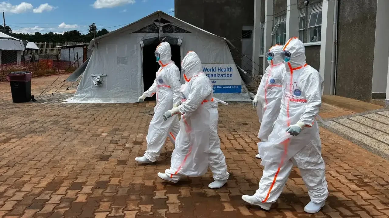 Petugas Kesehatan Uganda di fasilitas penanganan wabah Ebola di distrik Mubende (Foto: CNN)