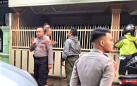 Pagar rumah Kasatpol PP Bondowoso yang digoyang-goyangkan lima pria bertato dijaga polisi.(foto: satpol PP Bondowoso)