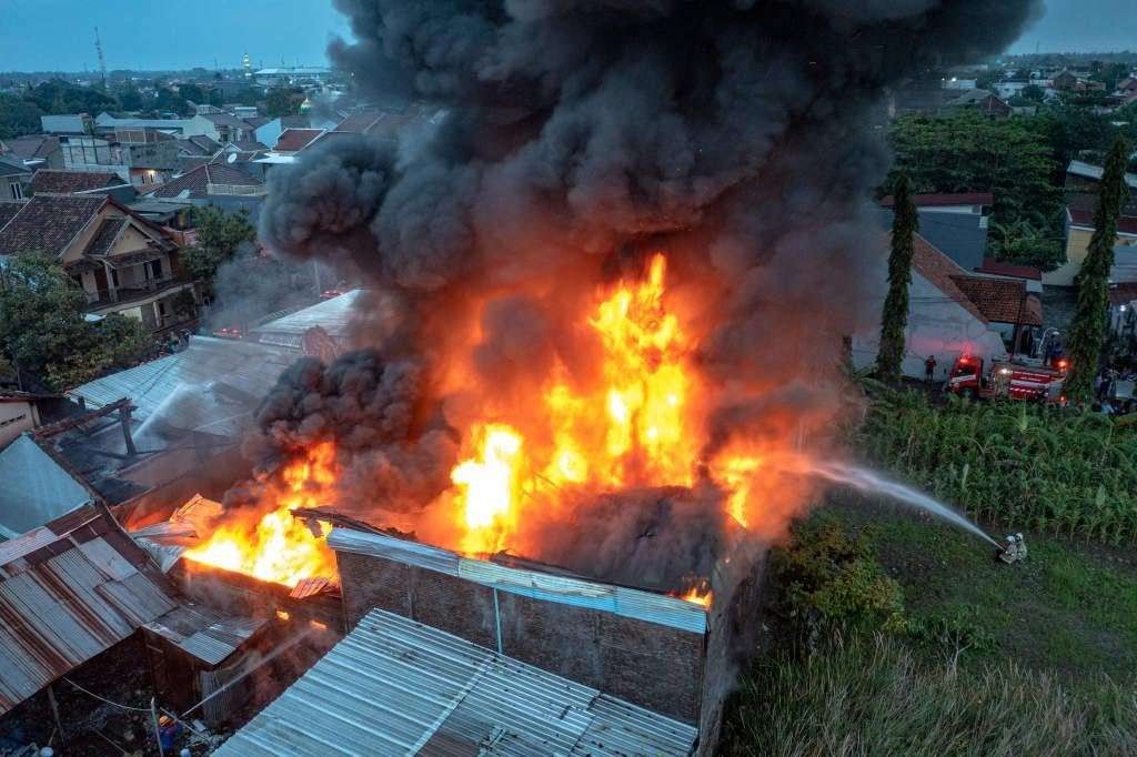 Gudang tiner di Pedurungan Tengah, Semarang, terbakar, Sabtu 7 Januari 2023. (Foto: ANTARA/Aji Styawan/Tom)