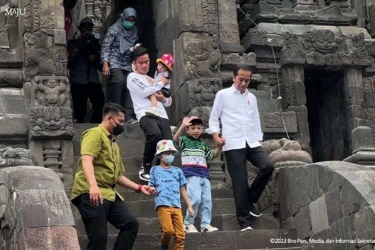 Keluarga Presiden Jokowi dalam wisata edukasi di Candi Prambanan.  (Foto: Sekretariat Presiden)