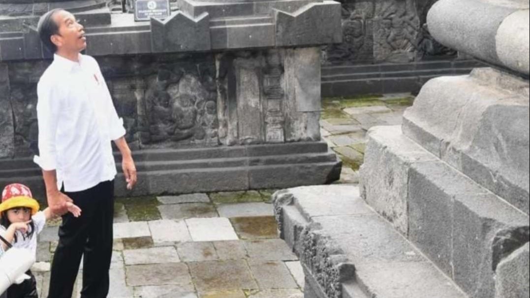 Presiden Jokowi mengajak cucunya, La Lembab Manah wisata edukasi di Candi Prambanan. (Foto: Instagram @jokowi)