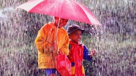 Berhujan-hujan bersama payung. (Ilustrasi)