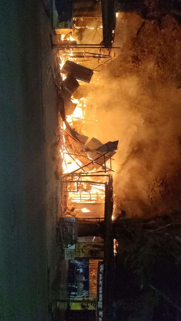 Api berkobar-kobar membakar tiga warung di Dusun Guyangan, Desa Sekarbagus, Kecamatan Sugio. (Foto: Istimewa)
