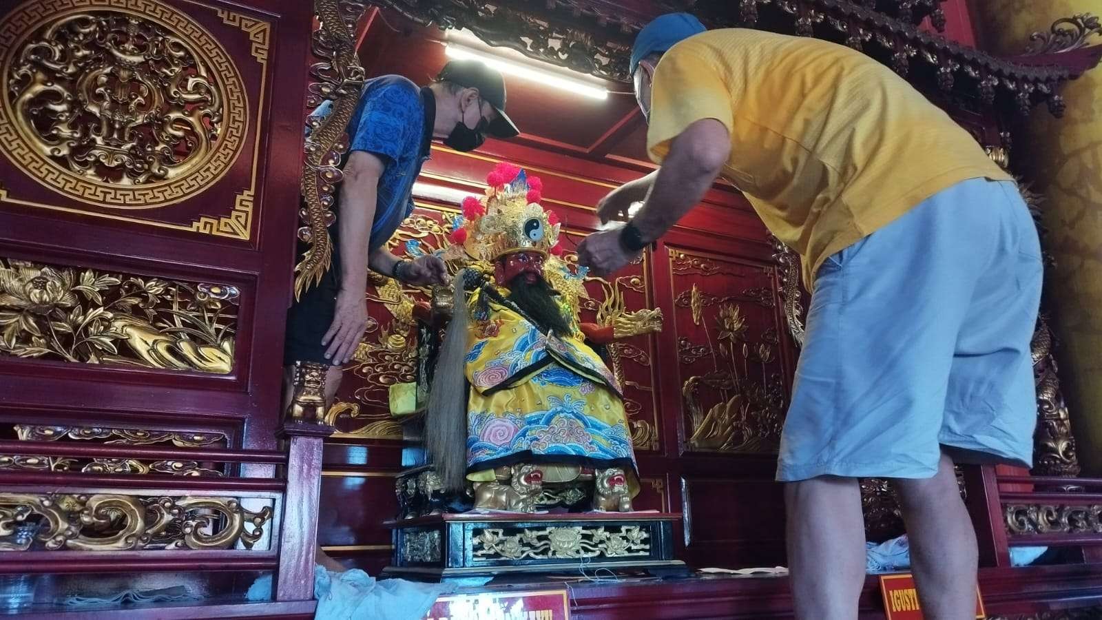 Proses penggantian jubah dan mahkota Yang Mulia Kongco Tan Hu Cin Jin di TITD Hoo Tong Bio (foto: Muh Hujaini/Ngopibareng.id)