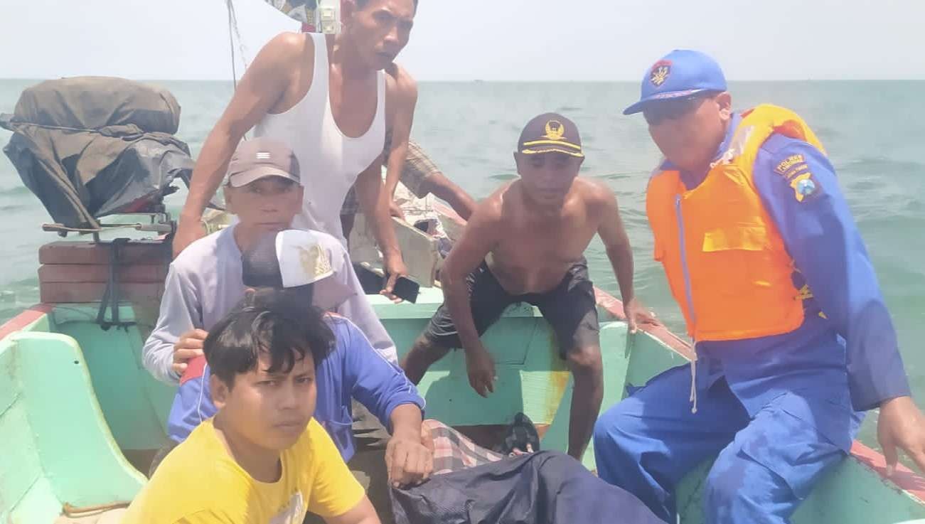 Petugas Sat Polairud Polres Lamongan bersama nelayan berhasil menemukan korban (Foto:  Istimewa)