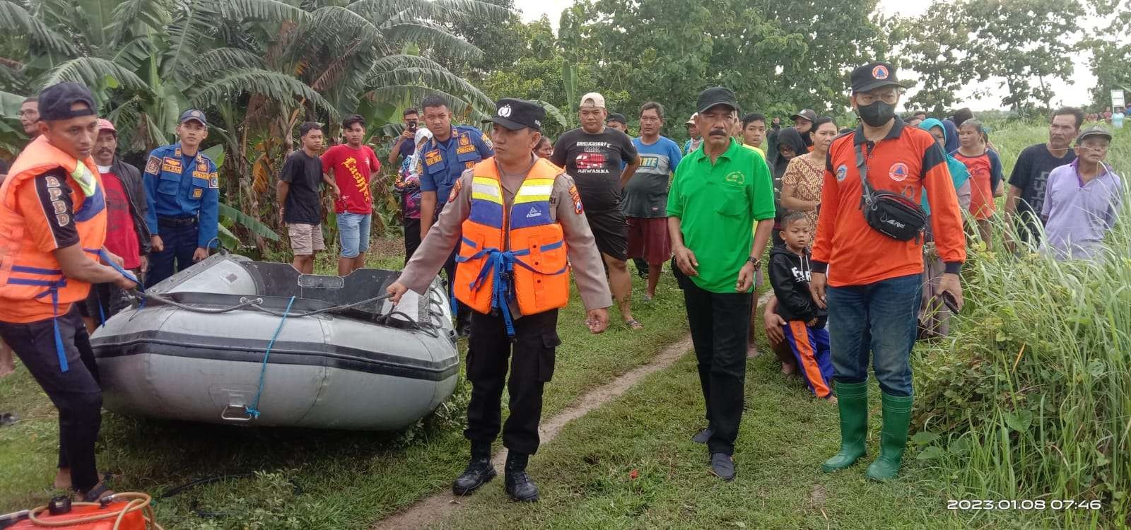 Tim BPBD Lamongan mencari keberadaan pemancing asal Kediri yang tenggelam di waduk Rancang, Lamongan. (Foto: Imron Rosidi/Ngopibareng.id)