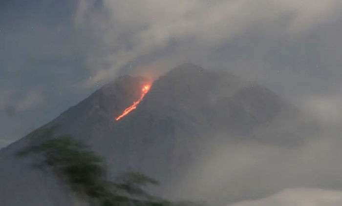 Gunung Semeru muntahkan lava pijar sejauh 500 meter. (Foto: PVMBG)