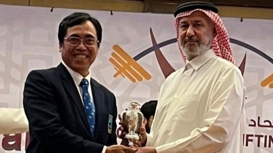 Sony Kasiran mendapat apresiasi penghargaan dan ucapan terima kasih dari Presiden Federasi Angkat Besi Asia (Asia Weightlifting Federation atau AWF), Mohamed Yousef Almana. (Foto: AWF)