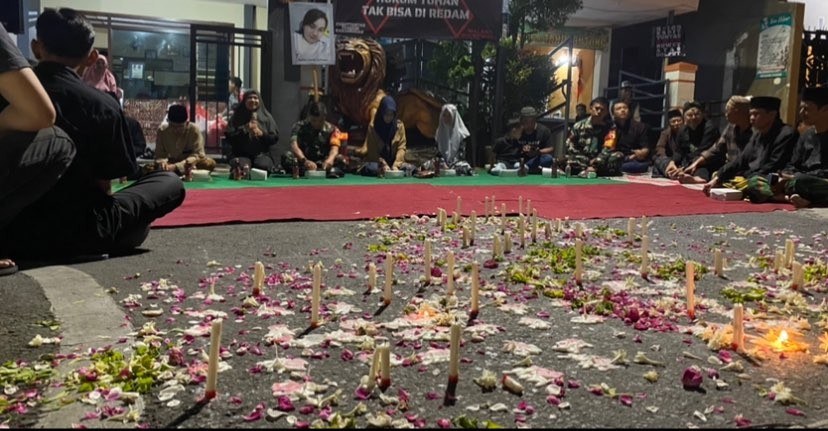 Warga Kelurahan Bandulan, Sukun, Kota Malang, menggelar doa bersama dan aksi menyalakan lilin di momen 100 hari Tragedi Kanjuruhan. (Foto: Lalu Theo/Ngopibareng.id)
