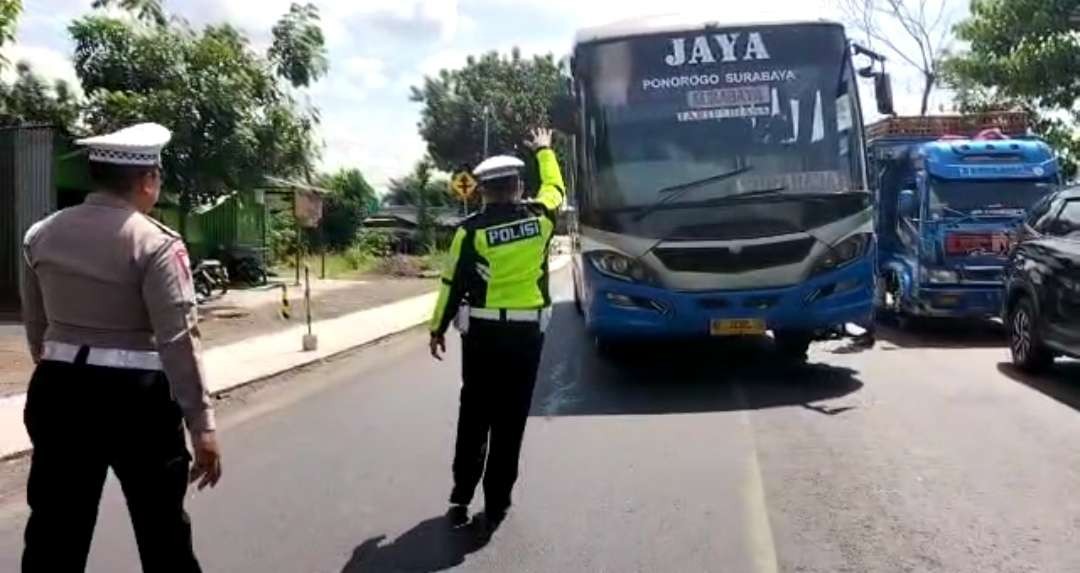 Polisi tindak tegas Bus Jaya untuk mundur karena lawan arus. (Foto:Istimewa)