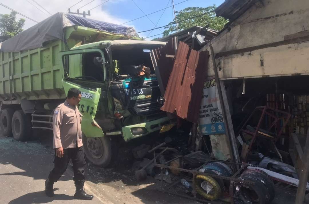 Dump truk tabrak tiga bangunan di Mojokerto, Jawa Timur. (Foto: Deni Lukmantara/Ngopibareng.id)