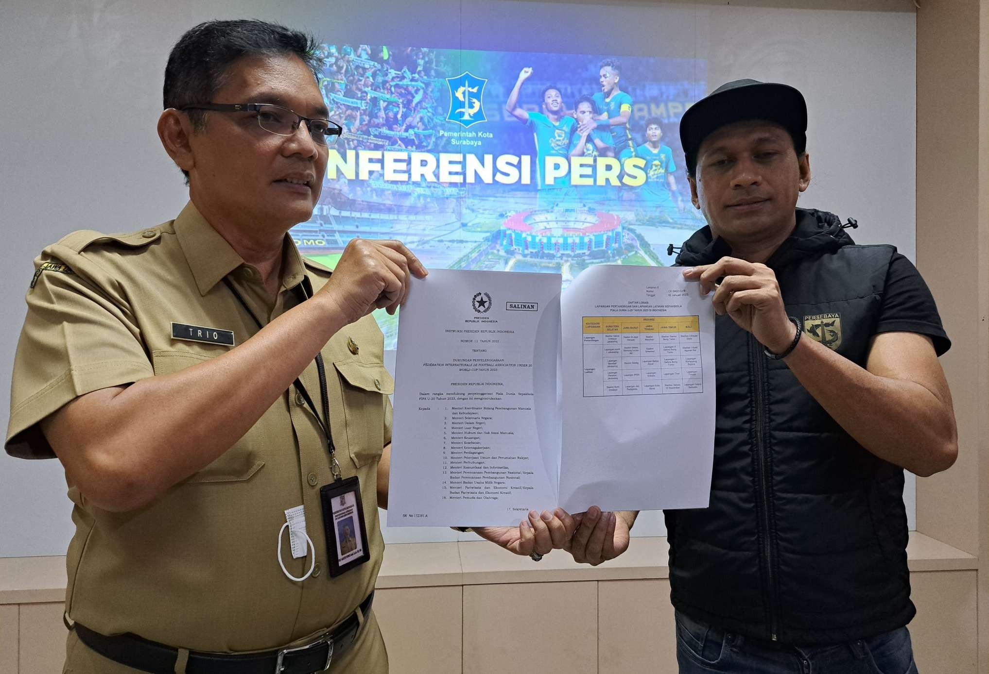 Pihak Disbudporapar Surabaya dan manajemen Persebaya saat menunjukan surat dari kementerian perihal tidak bisa digunakanannya GBT. (Foto: Pita Sari/Ngopibareng.id)