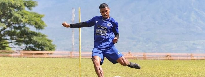 Hasyim Kipuw saat masih mengenakan kostum Arema FC (Foto: Instagram/@hasim15kipuw)