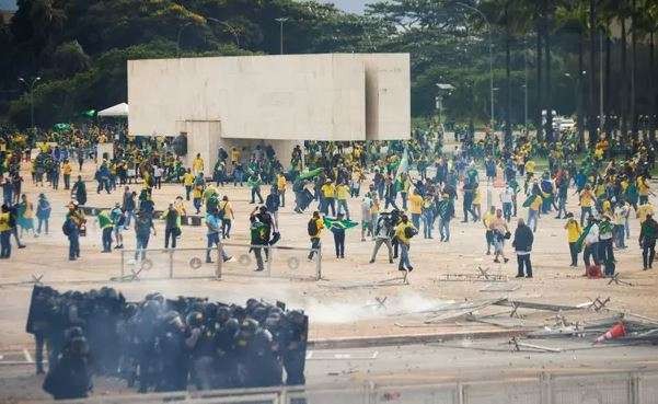 Aksi demonstran di Brasil melawan polisi. (Foto: The Guardian)