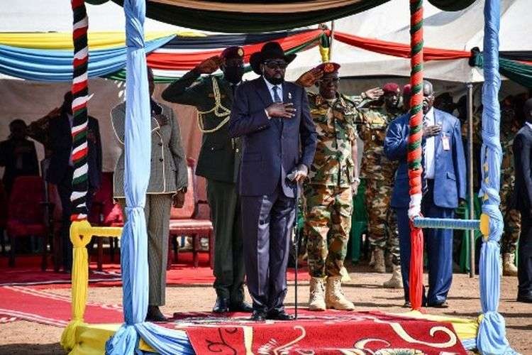Presiden Sudan Selatan Salva Kiir (tengah) menghadiri upacara keberangkatan Pasukan Pertahanan Rakyat Sudan Selatan (SSPDF) saat mereka dikerahkan ke Republik Demokratik Kongo (DRC) di Markas Besar SSPDF di Juba pada 28 Desember 2022. (Foto: afp)