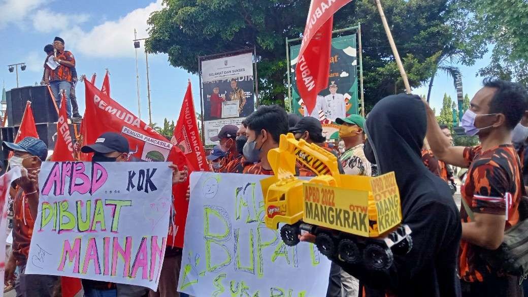 MPC Pemuda Pancasila Tuban menggelar aksi di depan Kantor Bupati (Foto: Khoirul Huda/Ngopibareng.id)