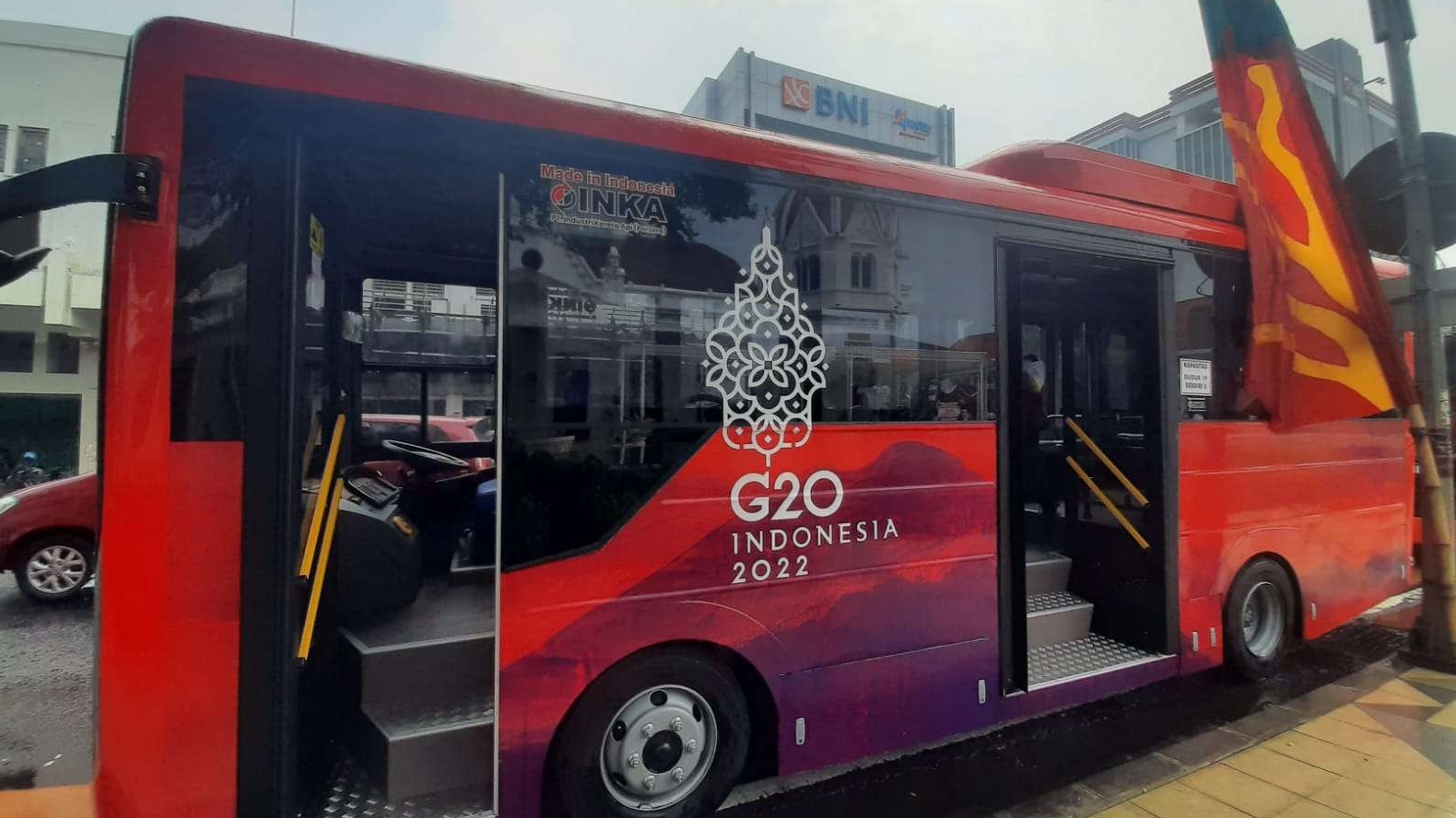 Bus listrik hibah bekas event G20 dari pemerintah pusat untuk dioperasikan di Surabaya. (Foto: Pita Sari/Ngopibareng.id)