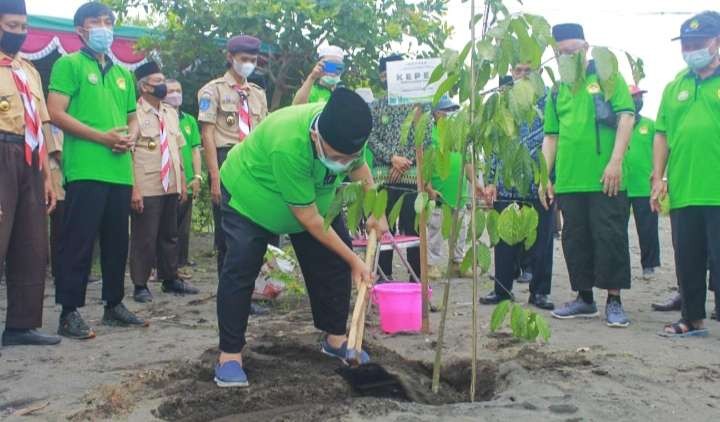 Ketua Umum DPP LDII memimpin penanaman pohon di Yogyakarta (Foto: MC LDII)