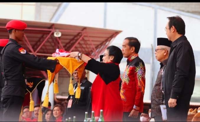 Ketua Umum PDIP Megawati Soekarno Putri menerima bendera merah putih dari seorang penerjun payung  untuk diserahkan kepada Jokowi ( Foto: media PDIP)