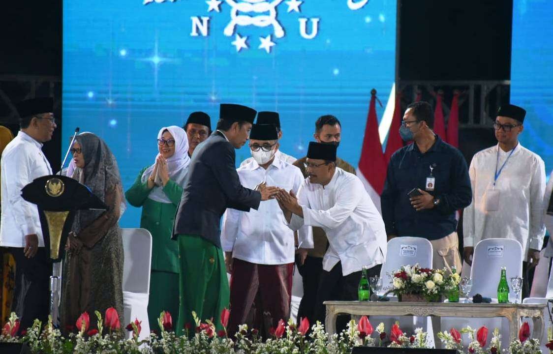 Presiden RI Joko Widodo berjabat tangan dengan Sekjen PBNU Saifullah Yusuf saat tiba di lokasi Festival Tradisi Islam Nusantara di Banyuwangi (Foto: Istimewa)
