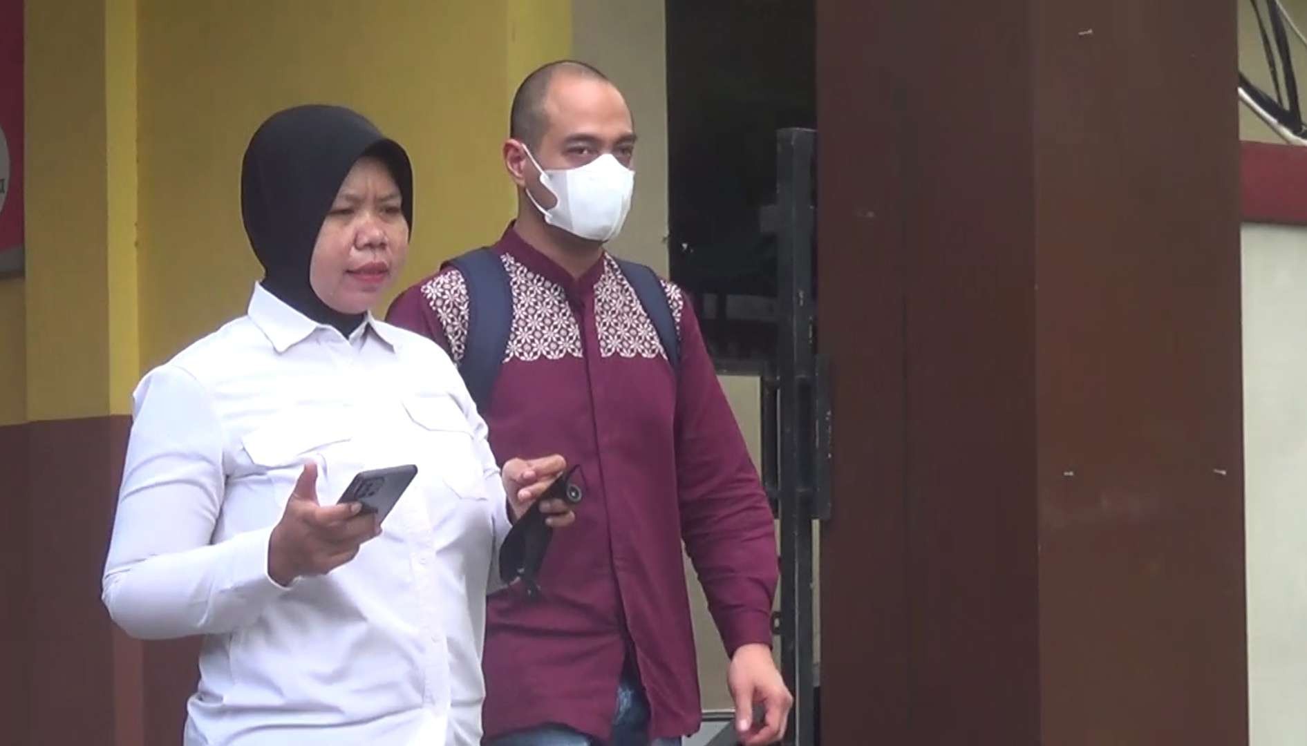 Suami Venna Melinda, Ferry Irawan didampingi penyidik keluar dari Gedung Ditreskrimum Polda Jatim, Senin 9 Januari 2022. (Foto: Tangkapan Layar)