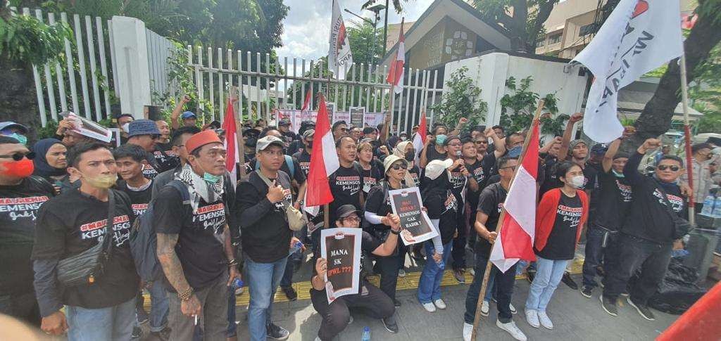 Ratusan massa yang tergabung dalam koalisi Institusi Penerima Wajib Lapor (IPWL) se-Indonesia menggelar aksi di Kantor Kemensos, Selasa, 10 Januari 2023)