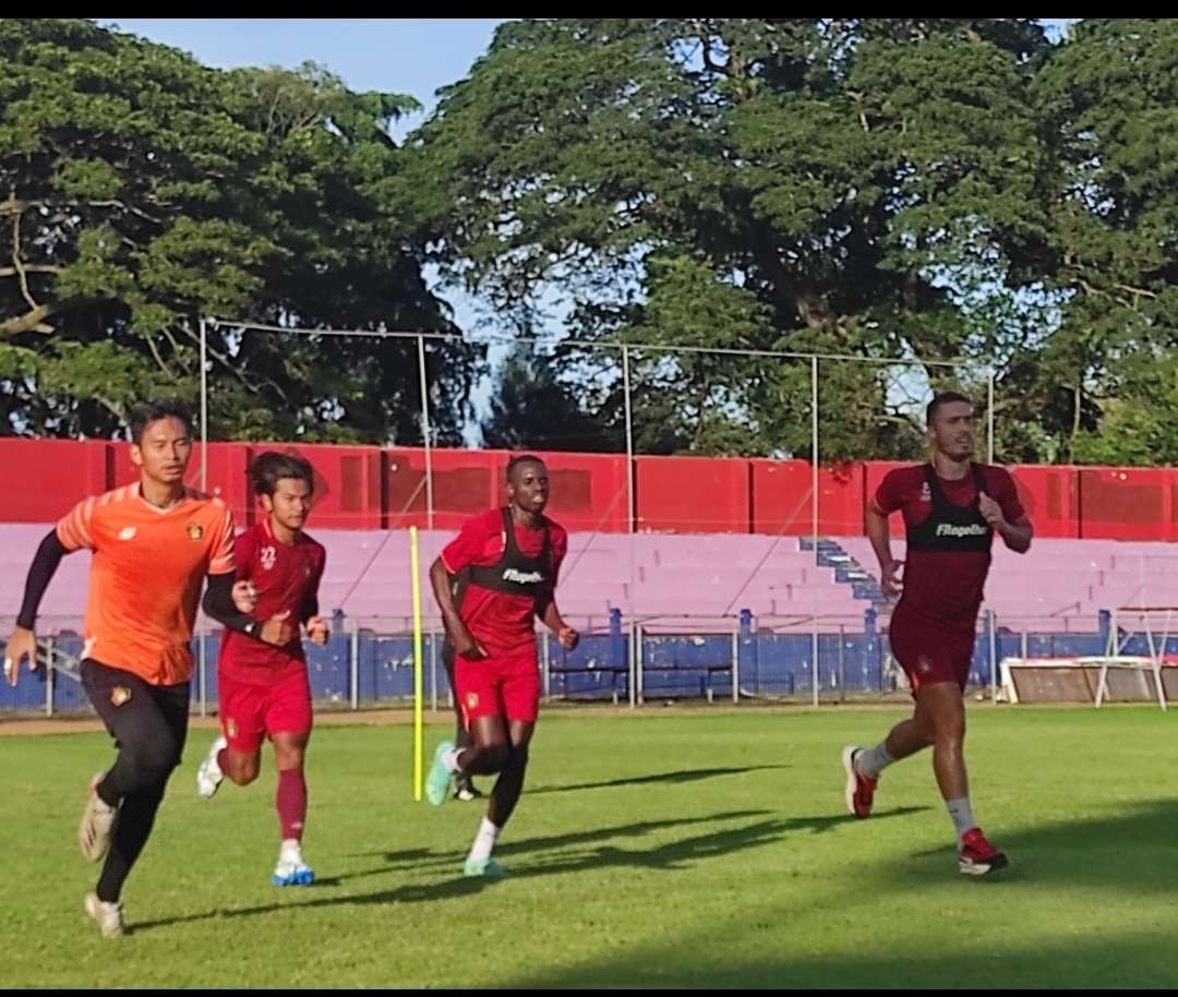 Flavio Silva terlihat melakoni latihan perdana bersama Persik Kediri di Stadion Brawijaya Selasa 10 Januari 2023. (Foto: Fendi Lesmana/ngopibareng.id)