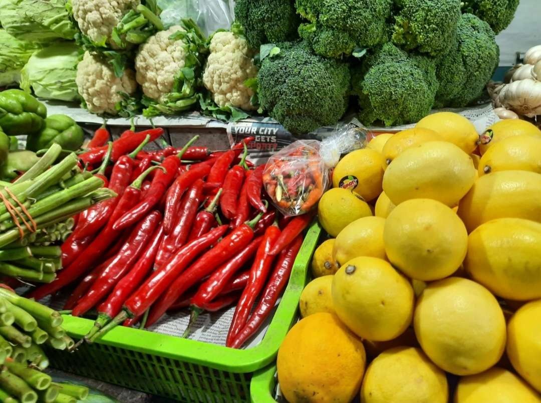 Akibat cuaca buruk, sayur-sayuran di pasar wilayah Kota Surabaya mengalami kenaikan harga. (Foto: Pita Sari/Ngopibareng.id)
