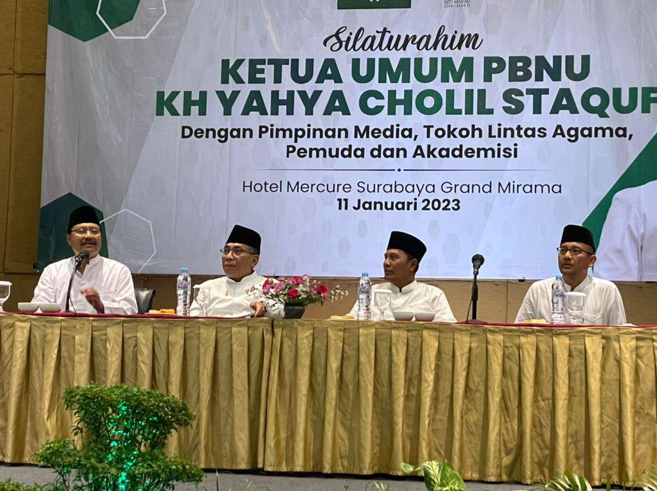 Ketua PBNU, Yahya Cholil Staquf (dua dari kiri) dalam kegiatan di Surabaya, Rabu 11 Januari 2023. (Foto: M Anis/Ngopibareng.id)