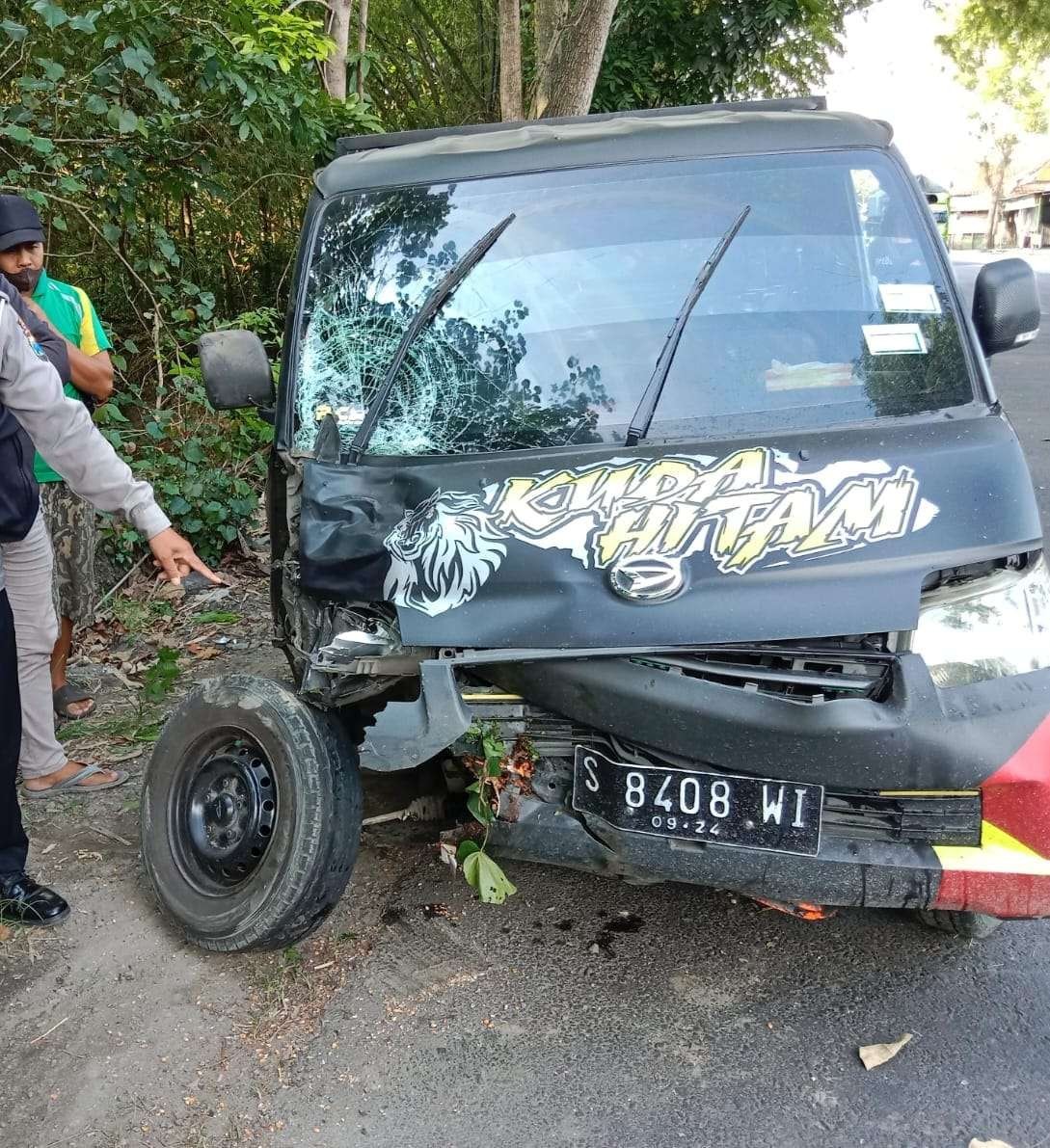 Kondisi dua kendaraan yang terlibat kecelakaan di Jalan Raya Babat -Jombang (Foto: Istimewa)