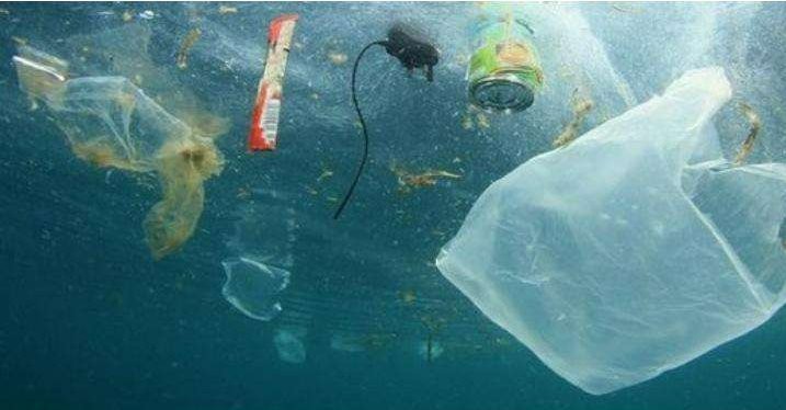 Ilustrasi sampah di laut. (Foto: Istimewa)