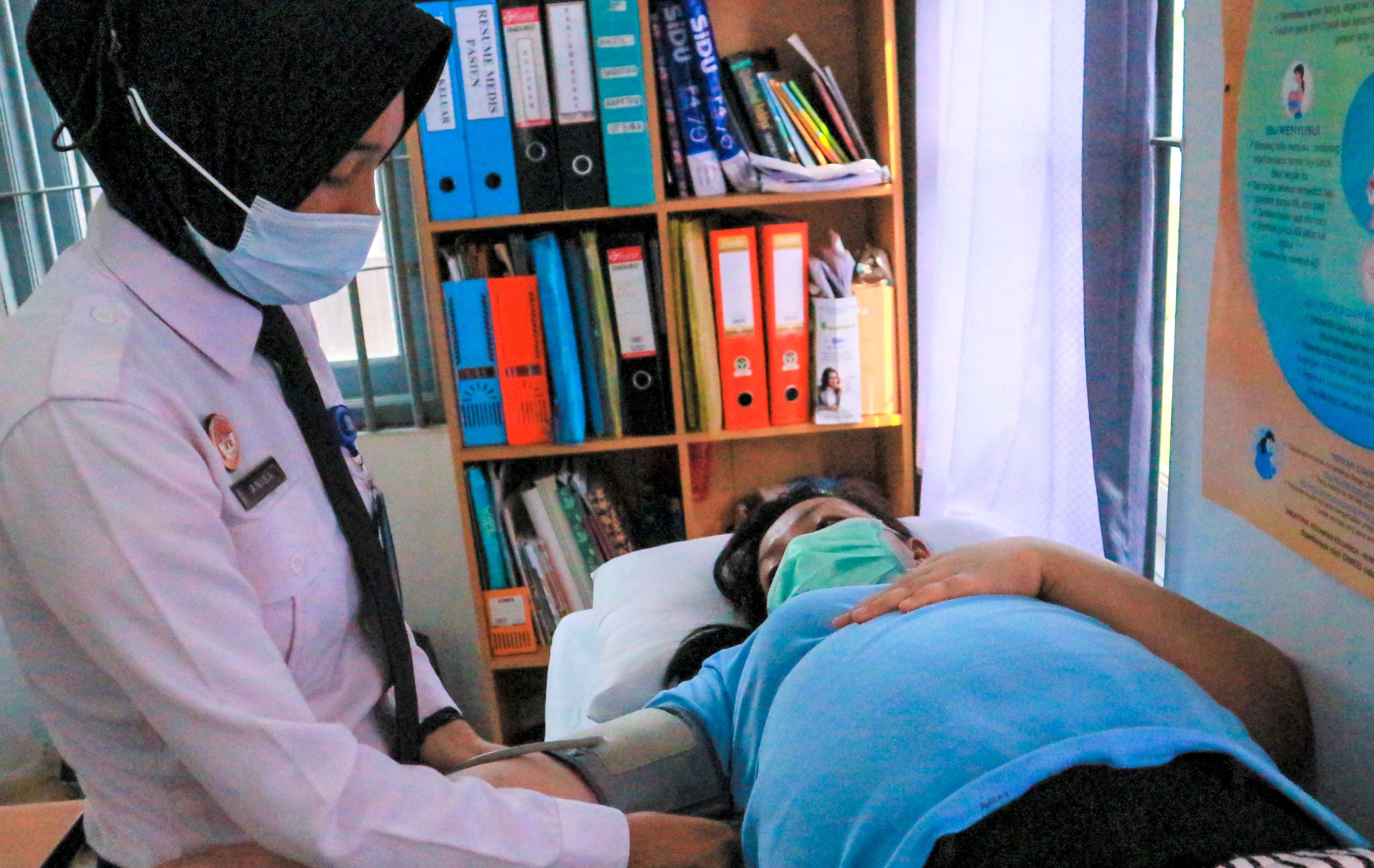 Cek kesehatan tahanan hamil di Rutan Perempuan Porong. (Foto: Aini/Ngopibareng.id)