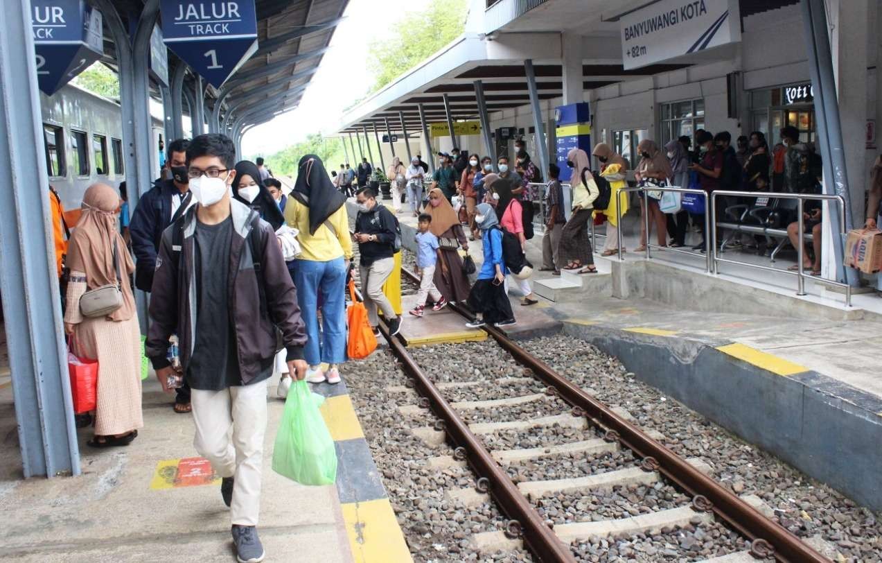 Penumpang kereta api di Stasiun Banyuwangi Kota (foto:istimewa)