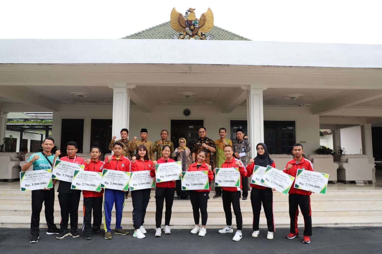Bupati Jombang Hj Mundjidah Wahab saat menerima para atlet dan official Pekan Olahraga Pelajar Daerah (POPDA) dan Pekan Paralimpik Pelajar Daerah (PEPARPEDA) Jawa Timur 2022. (Foto: Istimewa)