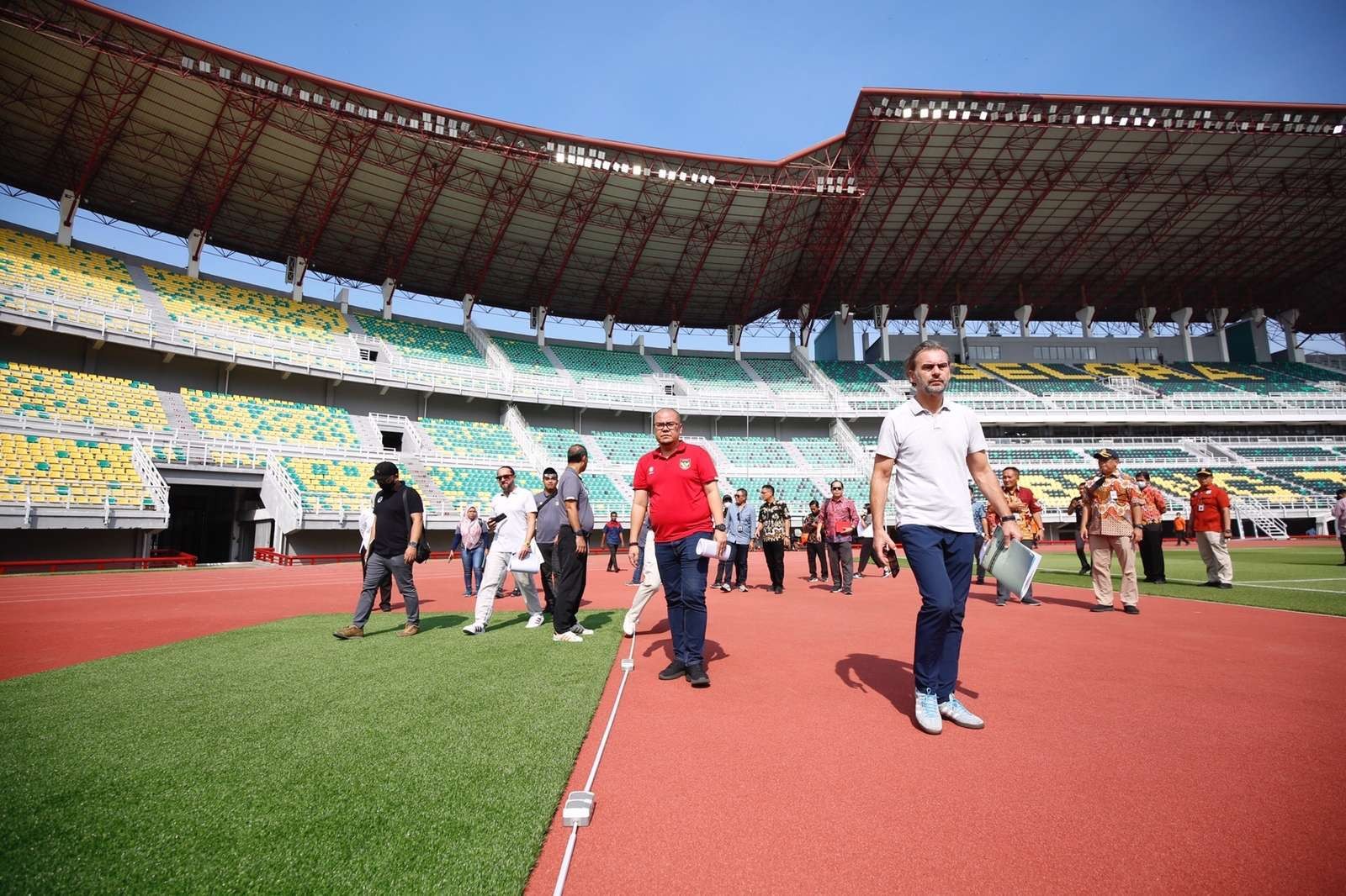 Kunjungan FIFA untuk ketiga kalinya ke GBT, guna melihat progres perbaikan yang dilakukan. (Foto: Humas Pemkot Surabaya)