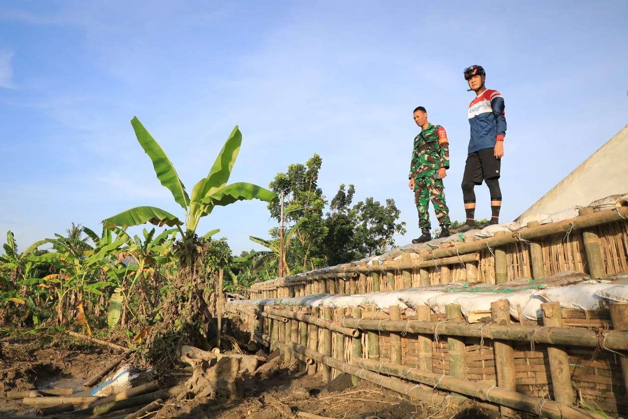 Gubernur Jawa Tengah, Ganjar Pranowo sidak di tanggul Sungai Pengkol Semarang yang akan diperbarui konstruksnya. (Foto: Pemprov Jateng)