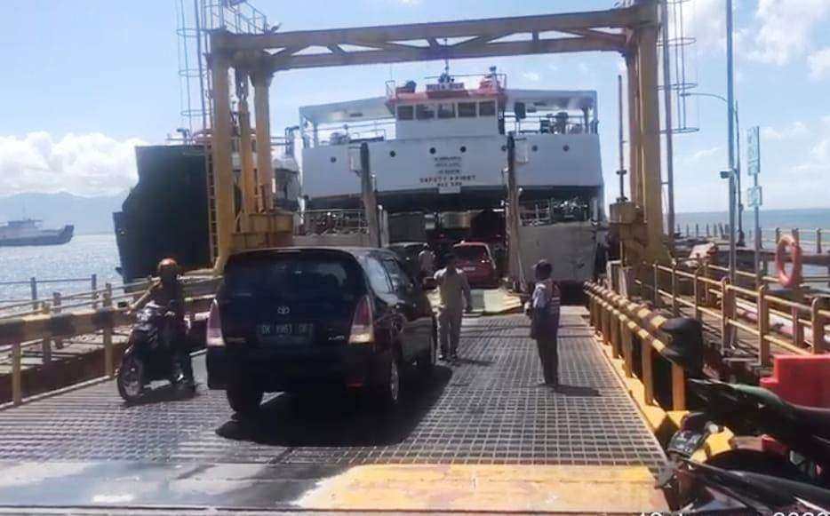 Sejumlah kendaraan KMP Nusa Dua dikeluarkan untuk pindah ke kapal lain. (Foto: Istimewa)