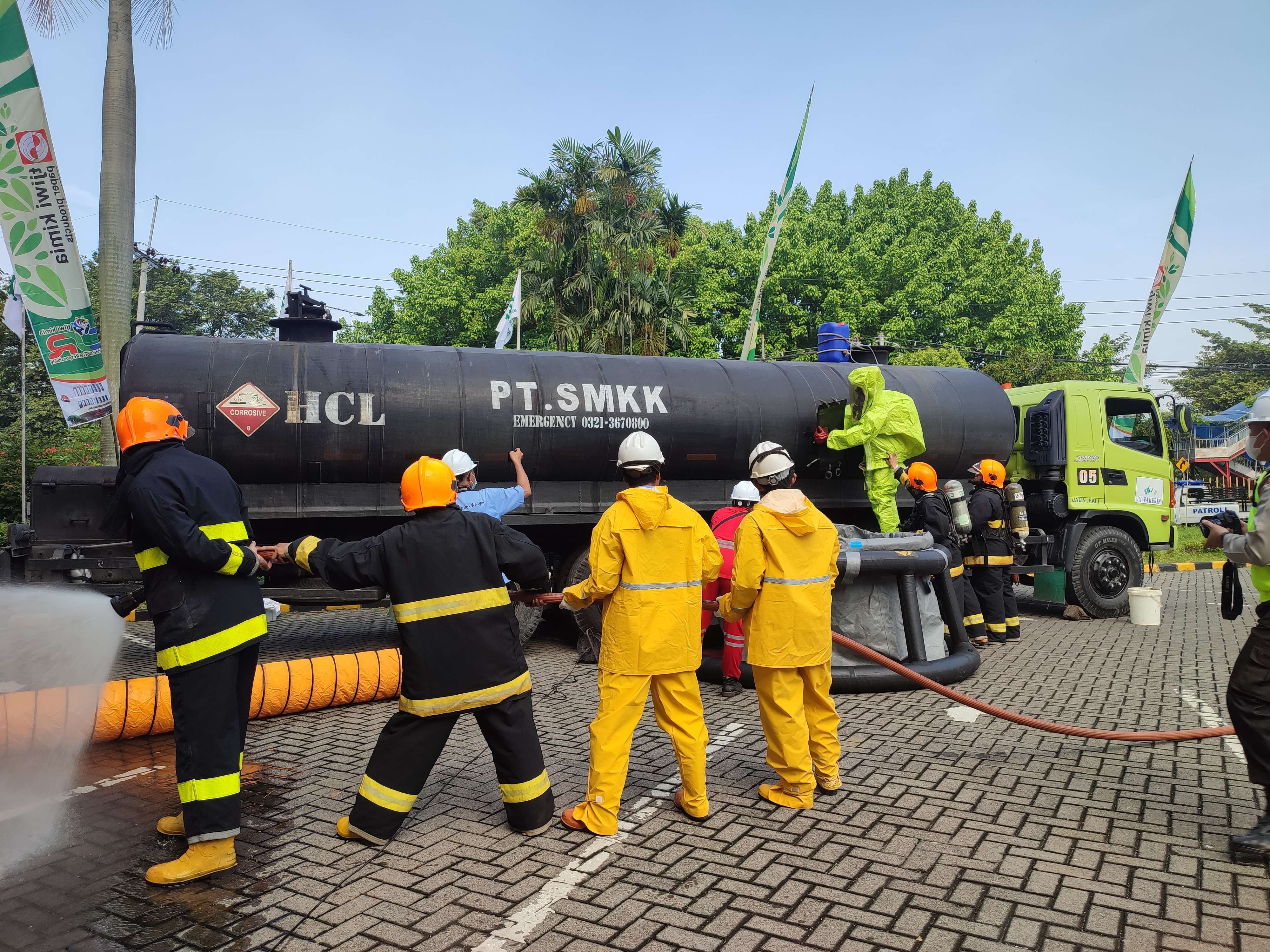 Simulasi penanganan kebocoran truk tangki muatan kimia.(Foto : Deni Lukmantara/Ngopibareng)
