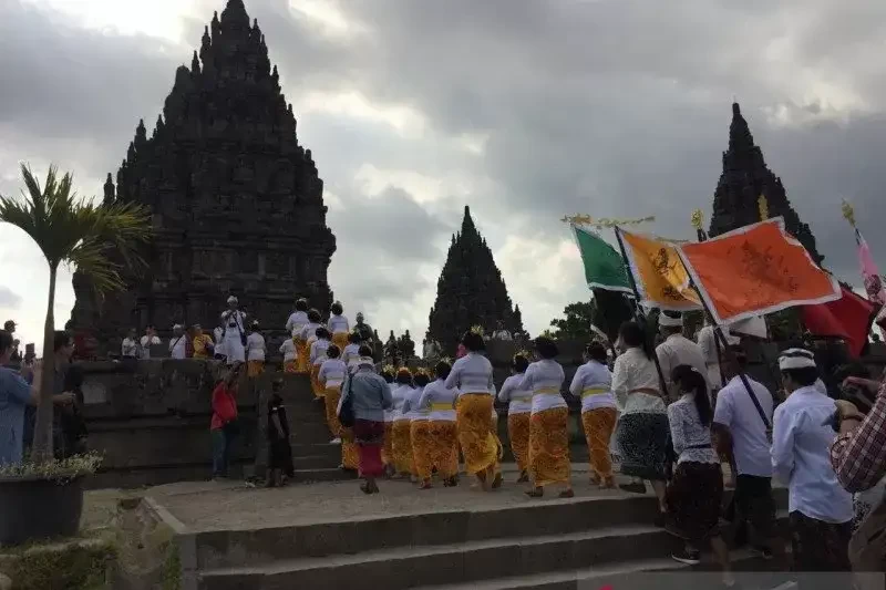 Umat Hindu tengah beribadah di Candi Prambanan yang terletak di antara Kabupaten Klaten, Jawa Tengah dengan Privinsi DI Yogyakarta. (Foto: Antara)