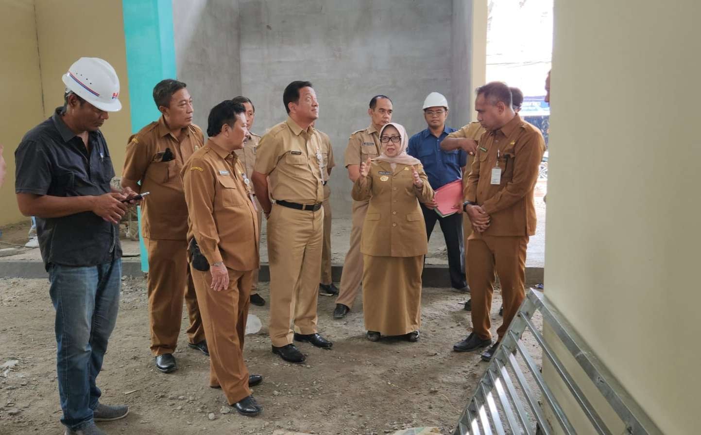 Usai apel kerja awal tahun di Lapangan Pemkab Jombang Senin 2 Januari 2023, Bupati Mundjidah didampingi Sekretaris Daerah Agus Purnomo dan sejumlah pejabat, melakukan inspeksi mendadak ke Pasar Tunggorono. (Foto: Istimewa)