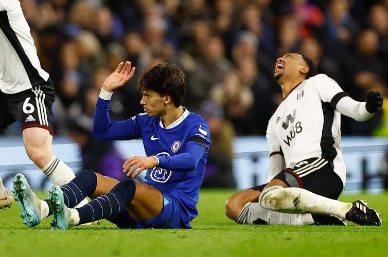 Joao Felix diganjar kartu merah usai jegal bek Fulham. (Foto: Reuters)