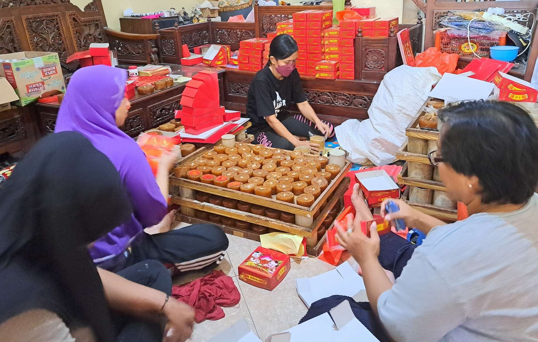 Produksi kue keranjang di Surabaya, tepatnya di Jalan Kalidami menjelang Imlek. (Foto: Pita Sari/Ngopibareng.id)